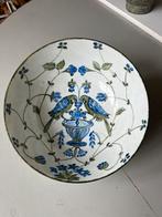 Sierschaal met bloemmotief en papegaaien, handbeschilderd, Ophalen of Verzenden, Overige stijlen, Porselein, Schaal of Schalen