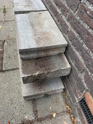 Opsluitbanden circa 7,5 meter, ze zijn  6 cm dik beschikbaar voor biedingen