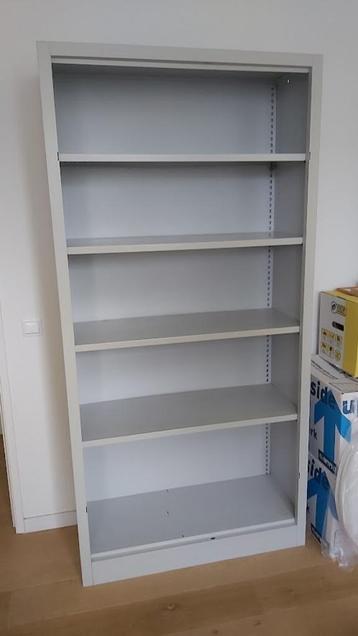 Metalen boekenkast beschikbaar voor biedingen