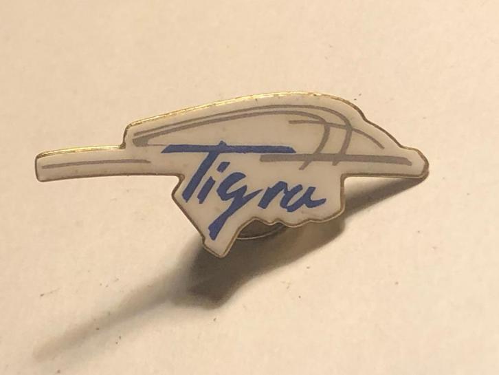 Emaille OPEL TIGRA AUTOMODEL SILHOUETTE Pin (Blauw/Wit)., Verzamelen, Speldjes, Pins en Buttons, Zo goed als nieuw, Speldje of Pin