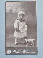 54) CDV/ FOTO HOND MET MUILKORF 1905, Gebruikt, Foto, Ophalen of Verzenden, Voor 1940