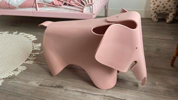 Vitra Eames Elephant Small Rose beschikbaar voor biedingen