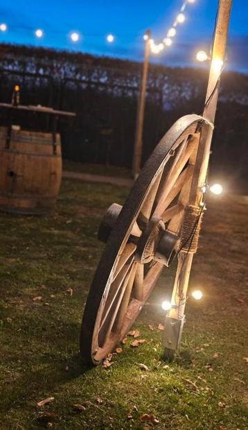 Groot houten wagenwiel te koop! beschikbaar voor biedingen