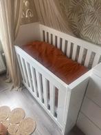 Wit hoogglans ledikant en commode, Kinderen en Baby's, Kinderkamer | Complete kinderkamers, Ophalen, Zo goed als nieuw, Jongetje of Meisje