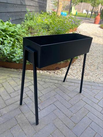 Metalen plantenbak/ boekenrek  beschikbaar voor biedingen
