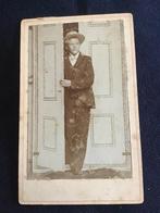 CDV, Jongeman komt uit de kast, Carte de Visite, Ophalen of Verzenden, Voor 1940, Gebruikt, Foto
