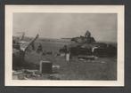WOII foto : Duitse soldaat inspecteert vernietigde T-34, Verzamelen, Verzenden, Landmacht, Duitsland, Foto of Poster