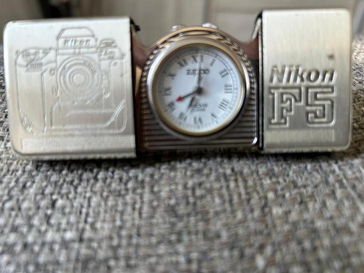 Zippo pocket clock / zakklok zeldzaam nikon F5 camera, Sieraden, Tassen en Uiterlijk, Horloges | Antiek, Overige merken, Staal