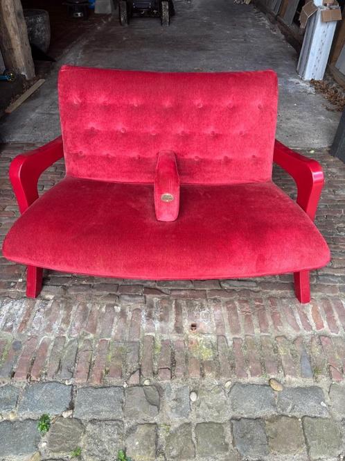 Rood fluwelen bankje, Grace musical theater Carré, Huis en Inrichting, Banken | Bankstellen, Tweepersoons, Minder dan 150 cm, Minder dan 75 cm