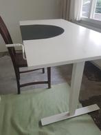 Groot wit zit-sta bureau (H 121 x B180 x D60) met zwengel, Ophalen, In hoogte verstelbaar, Gebruikt, Stabureau