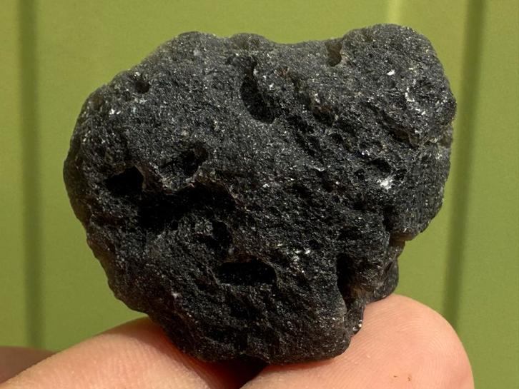 Agni Manitiet- Indische Moldaviet - Tektiet - mineralen K3, Verzamelen, Mineralen en Fossielen, Mineraal, Ophalen of Verzenden