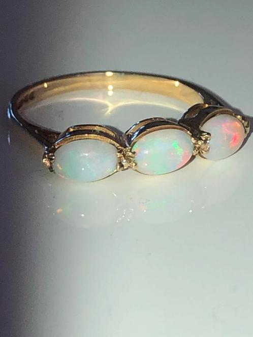 Prachtig 9 krt gouden ring 3 hele mooie natuurl opalen mt17, Sieraden, Tassen en Uiterlijk, Ringen, Zo goed als nieuw, Dame, 17 tot 18