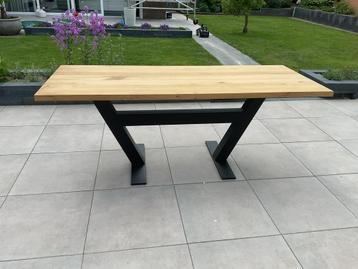Massief eiken tafel beschikbaar voor biedingen