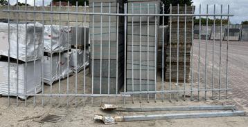 Ijzeren poort met poortje beschikbaar voor biedingen