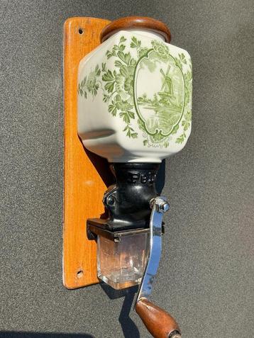 antieke PeDE koffiemolen beschikbaar voor biedingen