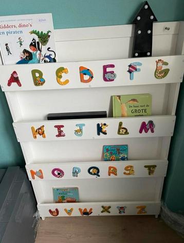 Boekenkast met alfabet
