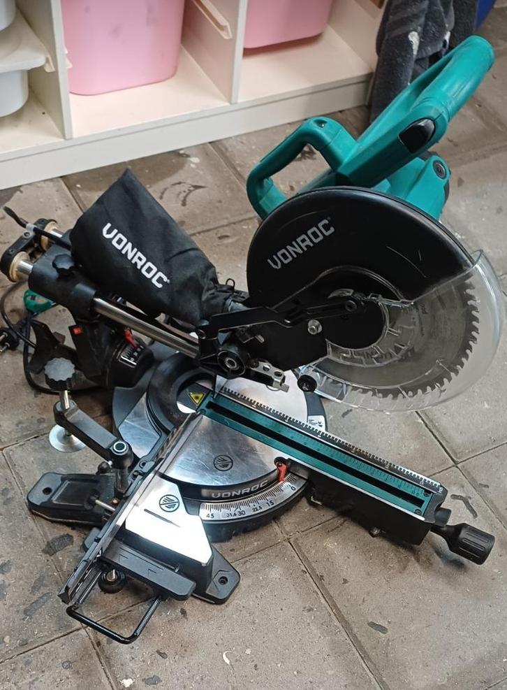 Vonroc afkortzaag., Doe-het-zelf en Verbouw, Gereedschap | Zaagmachines, Gebruikt, Afkortzaag, 1200 watt of meer, 30 tot 70 mm