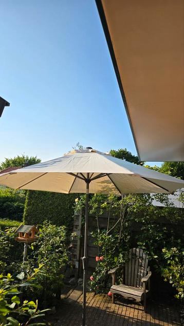 Cremekleur parasol beschikbaar voor biedingen