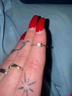 14kt smalle ring met zirkonia steen en twistband, Nieuw, Ophalen of Verzenden, 17 tot 18, Dame