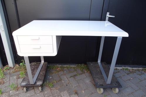 Bureau, hoogglans met metalen onderstel, Huis en Inrichting, Bureaus, Zo goed als nieuw, Bureau, Ophalen