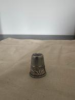 Antieke metalen vingerhoed met florale randdecoratie, Ophalen of Verzenden, Zo goed als nieuw, Zilver, Reliëf