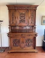 Kast massief met rijk houtsnijwerk.  "ANTIEK", Antiek en Kunst, Ophalen