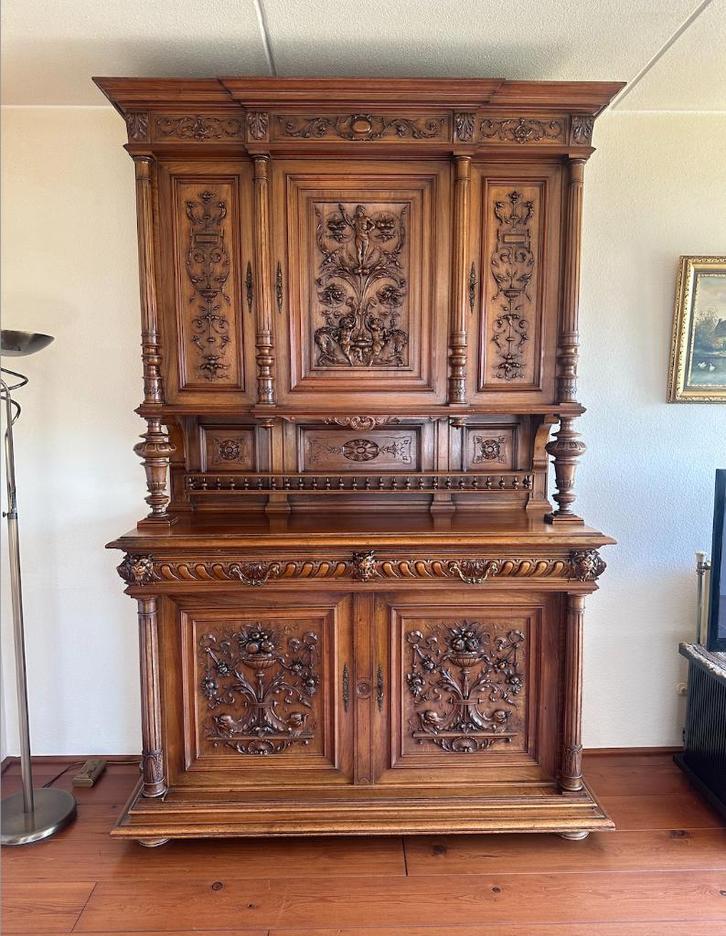 Kast massief met rijk houtsnijwerk.  "ANTIEK", Antiek en Kunst, Antiek | Meubels | Kasten, Ophalen