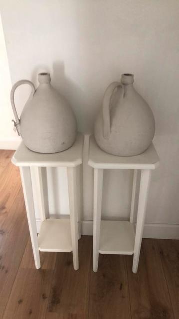 2 planten of bijzettafeltjes of sokkels beschikbaar voor biedingen
