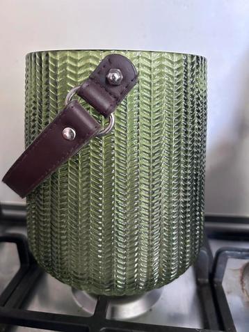 Groene glazen vaas met leren handvat – 18,5 cm beschikbaar voor biedingen