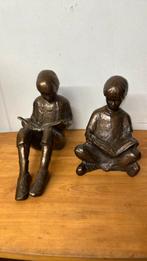 2 beeldjes beelden lezende kinderen brons, Ophalen of Verzenden, Gebruikt