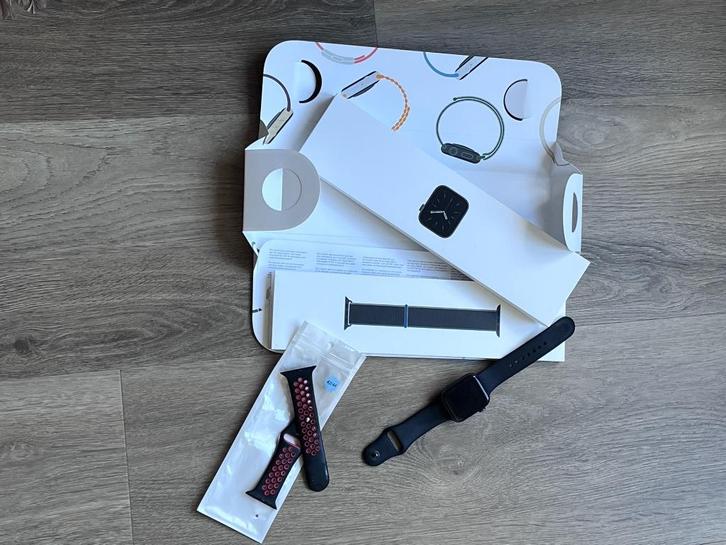 Apple Watch Series 6 (GPS) • 44‑mm kast van spacegrijs, Sieraden, Tassen en Uiterlijk, Smartwatches, Zo goed als nieuw, iOS, Grijs