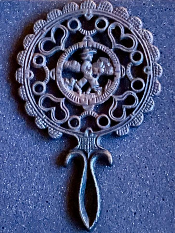 Oude Gietijzeren Onderzetter met Figuur, Antiek en Kunst, Antiek | Keukenbenodigdheden, Ophalen of Verzenden