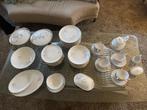 NIEUWSTAAT compleet 12 PERSOONS servies met gouden randje, Ophalen, Zo goed als nieuw, Overige stijlen, Porselein