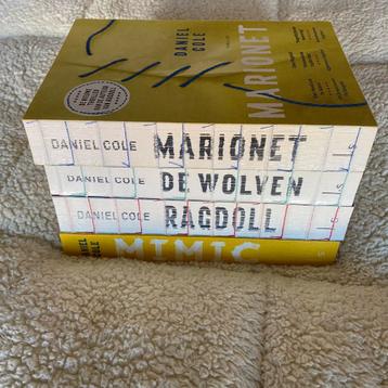 Ragdoll trilogie + Mimic Daniel Cole boeken i. Goede staat beschikbaar voor biedingen