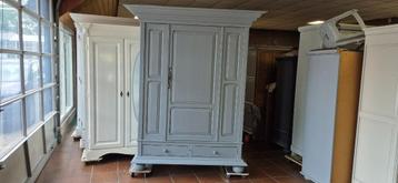 Opgeknapte brocante garderobe kledingkasten slaapkamerkasten beschikbaar voor biedingen