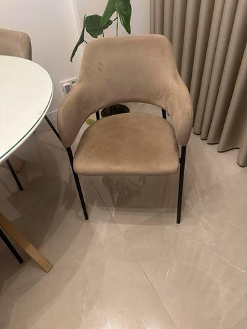 4 Taupe stoelen met zwarte poten - Gebruikt beschikbaar voor biedingen