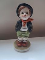 Hummeltje jongen 14 cm poselein beeldje, Verzamelen, Beelden en Beeldjes, Ophalen of Verzenden, Zo goed als nieuw, Mens