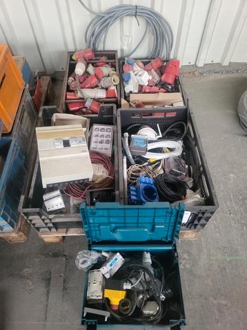Pallet met diverse elektra toebehoren beschikbaar voor biedingen
