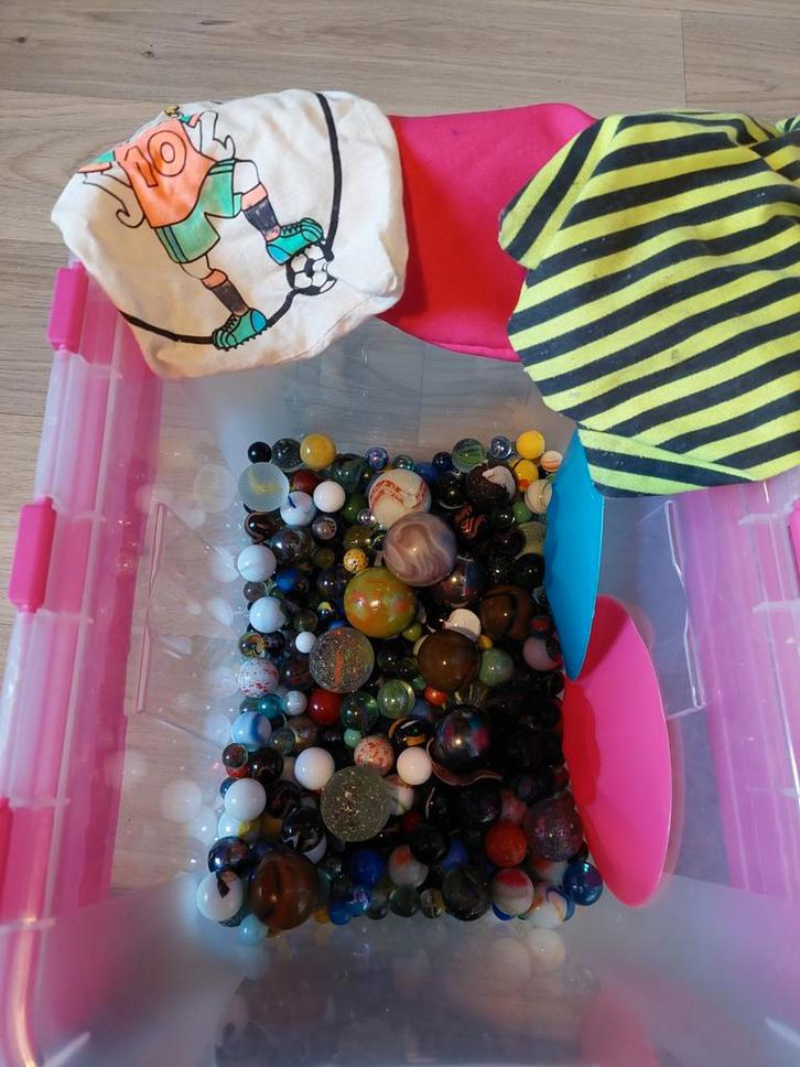 verzameling knikkers in bak, Verzamelen, Speelgoed, Gebruikt, Ophalen