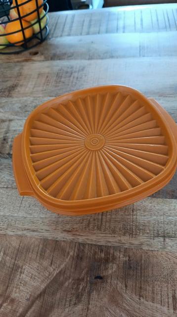 Vintage TUPPERWARE 838 Servalier-oranje kom met klikdeksel beschikbaar voor biedingen