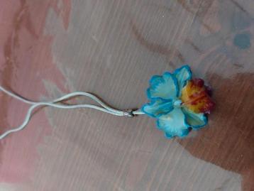 Ketting met echte orchidee  beschikbaar voor biedingen