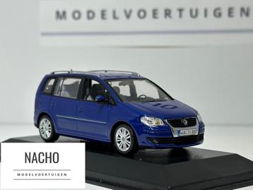 Volkswagen Touran Facelift (2007) | MiniChamps | schaal 1:43 beschikbaar voor biedingen