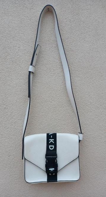 Schoudertasje van NA-KD beschikbaar voor biedingen