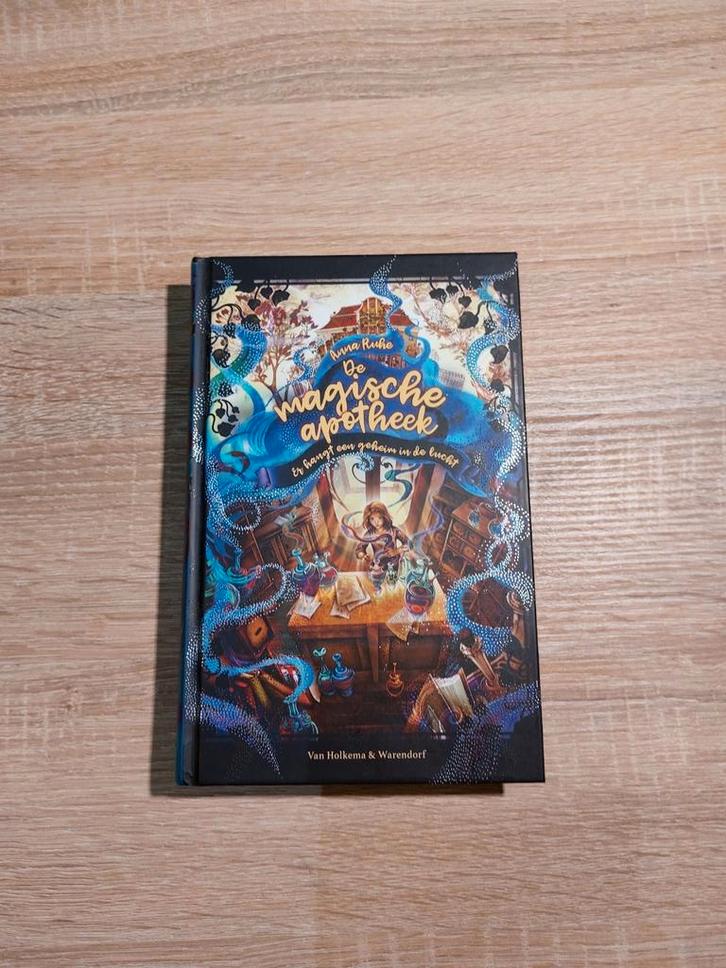 Anna Ruhe - Er hangt een geheim in de lucht, Boeken, Kinderboeken | Jeugd | 10 tot 12 jaar, Zo goed als nieuw, Ophalen of Verzenden