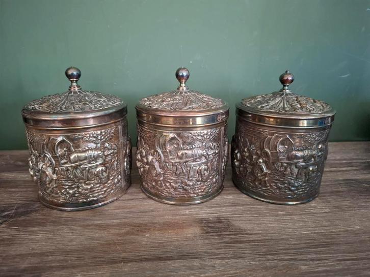 Verzilverde DE Theebusjes met Reliëf, Antiek en Kunst, Antiek | Goud en Zilver, Ophalen of Verzenden