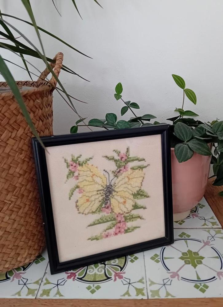Vintage lijstje met geborduurde vlinder, Huis en Inrichting, Woonaccessoires | Schilderijen, Tekeningen en Foto's, Zo goed als nieuw