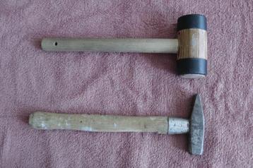 Antieke hamers met houten kop en metalen kop beschikbaar voor biedingen