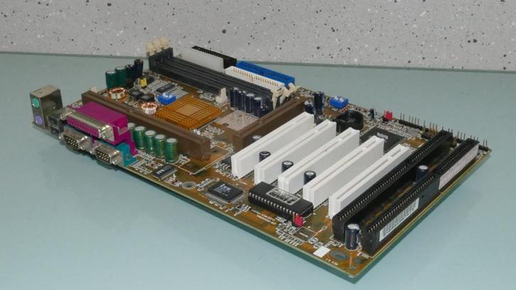 Gigabyte | GA-6VXE+ | Slot 1 | Moederbord | 133 Pro, Computers en Software, Vintage Computers, Ophalen of Verzenden