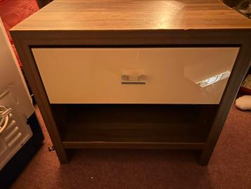 2 nachtkastjes beschikbaar voor biedingen