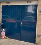 Houten garagedeur (hardhout) met deurbeslag, Doe-het-zelf en Verbouw, Ophalen, Gebruikt, 120 cm of meer, Garagedeur